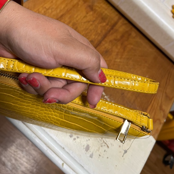 Forever 21 Yellow Croc-Embossed Women's Bag NWOT - Picture 3 of 11